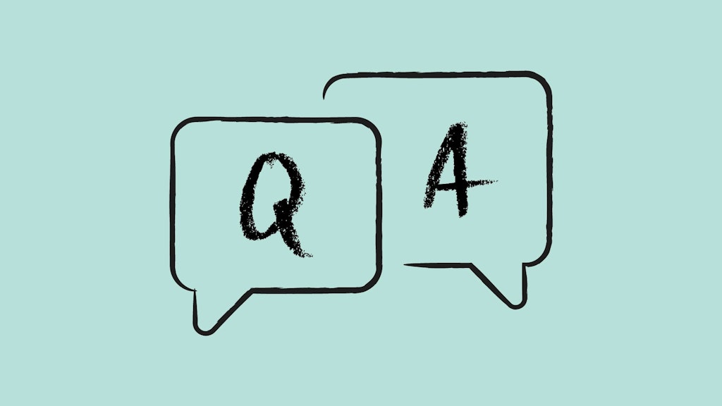 Zwei Sprechblasen mit den Buchstaben 'Q' und 'A' auf hellblauem Hintergrund.