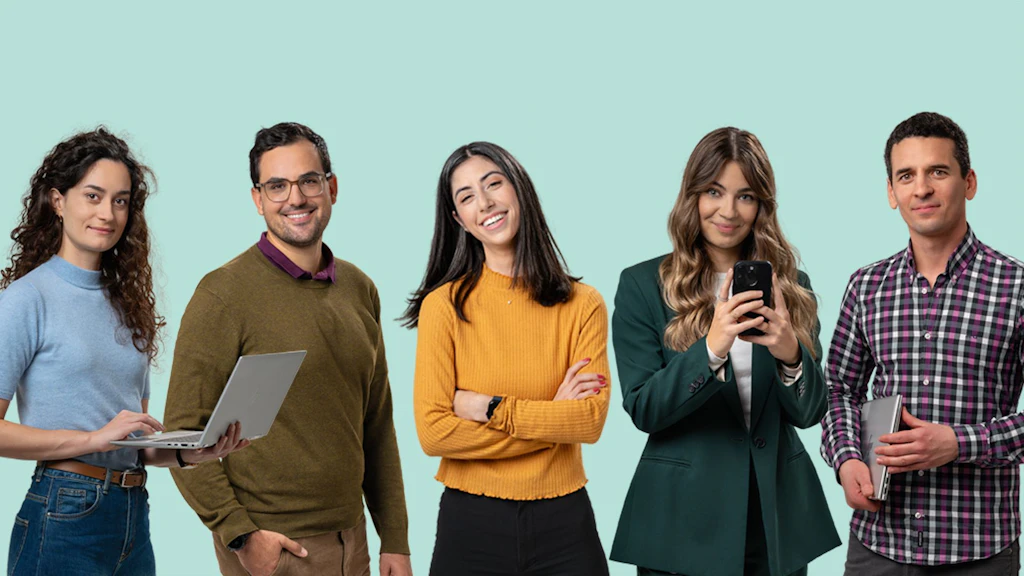 Due persone accanto a un carrello blu con componenti server in una sala server con diversi armadi sullo sfondo.